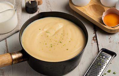 Calentar a fuego bajo, una solución para espesar una salsa Olla e ingredientes, solución para espesar una salsa