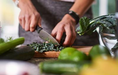 Cuchillo de cerámica cortando verduras