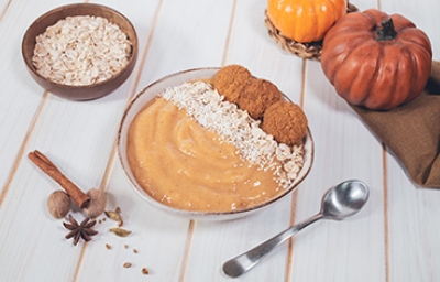 Desayuno de crema de avena y calabaza 