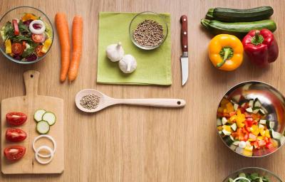 Mesa con alimentos orgánicos listos para ser cocinados Mesa con alimentos orgánicos listos para ser cocinados