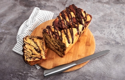 Babka de chocolate entero y rebanada