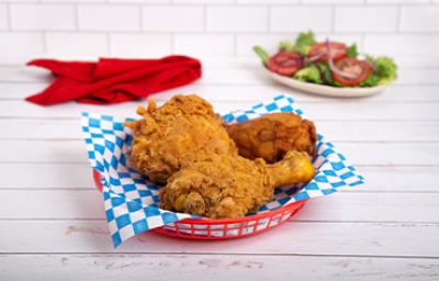 Canasta con piezas de pollo para celebrar día del pollo frito Canasta con piezas de pollo para celebrar día del pollo frito