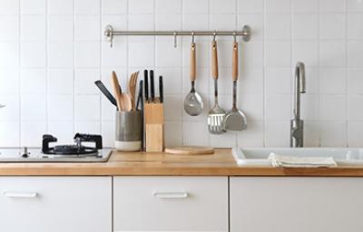 Cocina con utensilios y espátulas metálicas