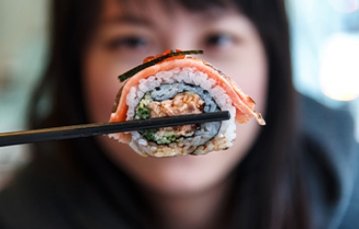 Comida asiática, rollo de sushi