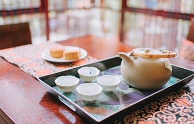 Juego de té con pastelitos