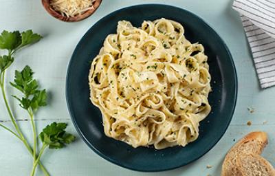 Plato de fetuccini con salsa Alfredo