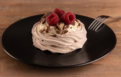 Receta pavlova decorada con frambuesas frescas