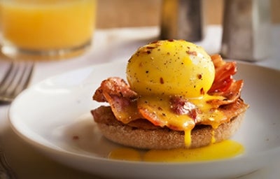 Receta de tocino con huevo y tostadas al desayuno