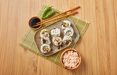 Rollo de tipos de sushi con salsa soya