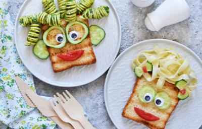 Sándwich decorado con pasta y verdura, comida para fiesta infantil Sándwich decorado con pasta y verdura, comida para fiesta infantil
