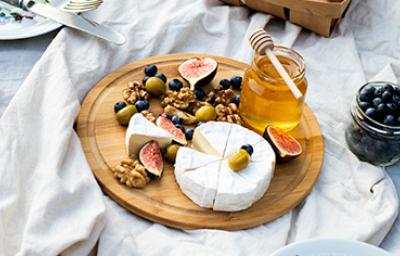 Tabla de quesos con miel, frutas y aceitunas Tabla de quesos con miel, frutas y aceitunas