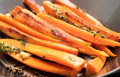 Zanahorias en tiras hechas con cortador de verduras 