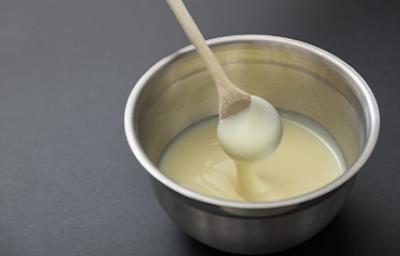 Recipiente con leche condensada crear recetas dulces
