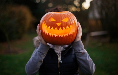 Calabaza de Halloween sobre el cuerpo de una persona. 