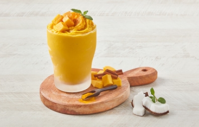 Leche dorada con endulzante de coco y fruta, una bebida tradicional de la India