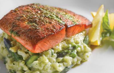 Qué hacer de comer Salmón en finas hierbas y risotto de espinaca Qué hacer de comer Salmón en finas hierbas y risotto de espinaca