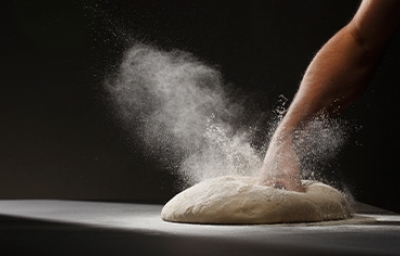 Tipos de masa en repostería, persona amasando 