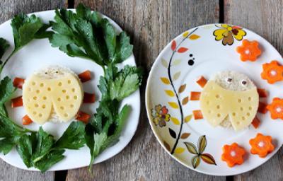 Queso y pan preparados con cortador de alimentos.  