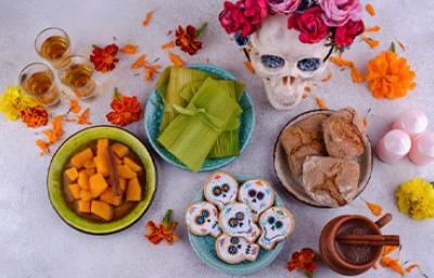 Variedad de comidas y dulces para celebrar Día de Muertos  