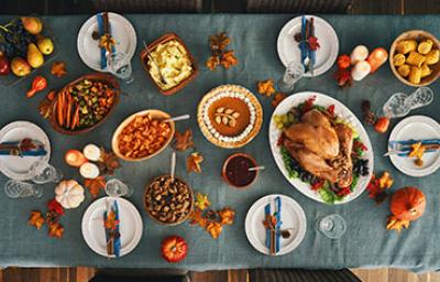 Mesa con diversos platos y recetas con pavo