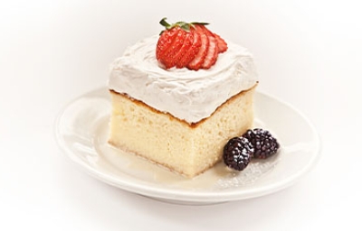Pastel tres leches con merengue, fresas y moras
