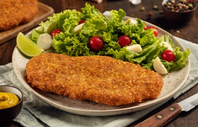 Plato argentino de receta de milanesa y ensalada