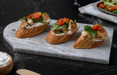 Tapas españolas con tomate, queso crema, albahaca y pollo