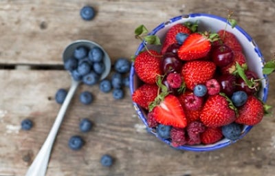 Tazón con variedad de frutos rojos