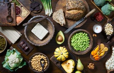 Diferentes comidas con todos los tipos de nutrientes que existen en los alimentos