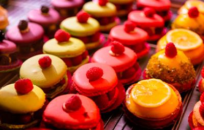 Macarons de colores clásicos de la repostería francesa Macarons de colores clásicos de la repostería francesa