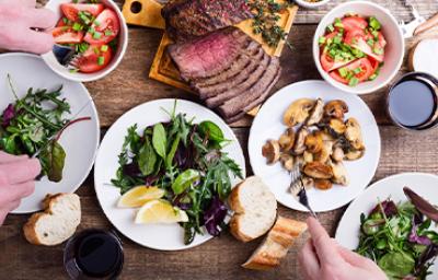 Mesa con comida y cuántas calorías se deben consumir al día según tus actividades y dieta