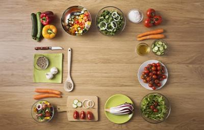 Mise en place con ingredientes, tabla de cortar, cuchillos y aceites Mise en place con ingredientes, tabla de cortar, cuchillos y aceites