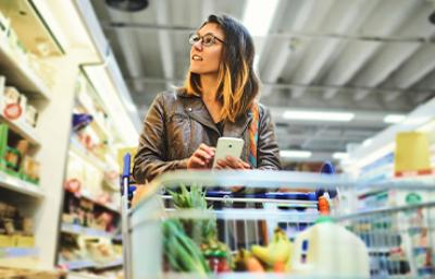 Una mujer comprando comida siguiendo su plan de alimentación Una mujer comprando comida siguiendo su plan de alimentación
