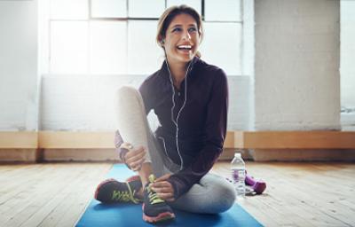 Una mujer preparándose para hacer deportes populares en su casa Una mujer preparándose para hacer deportes populares en su casa