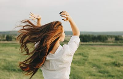 Una mujer disfrutando de la conexión con la naturaleza Una mujer disfrutando de la conexión con la naturaleza