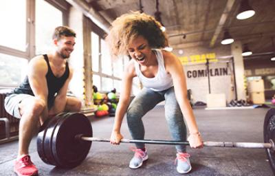 Una mujer y su entrenador haciendo entrenamientos de fuerza Una mujer y su entrenador haciendo entrenamientos de fuerza