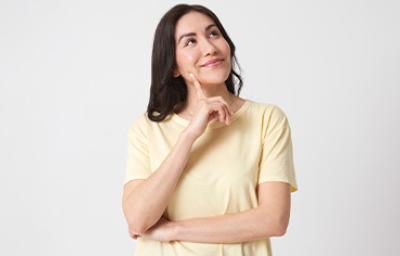 Una mujer pensando en su motivación personal para iniciar el año nuevo Una mujer pensando en su motivación personal para iniciar el año nuevo