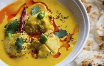 Receta con curry típica de la India llamada kadhi pakora