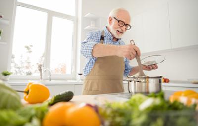Un señor cocinando y gestionando bien su tiempo