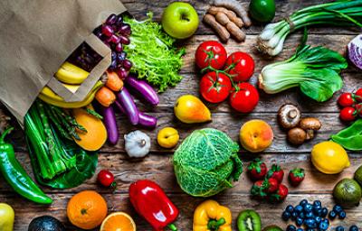 Múltiples frutas y verduras regadas sobre una mesa, que son alimentos que aportan vitaminas esenciales Múltiples frutas y verduras regadas sobre una mesa, que son alimentos que aportan vitaminas esenciales