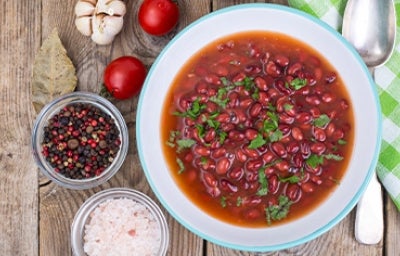 Plato con frijoles, uno de los alimentos enlatados más comunes