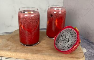 Fruta del dragón partida por la mitad y receta de bebida Fruta del dragón partida por la mitad y receta de bebida