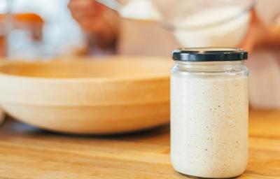Frasco con masa madre fermentándose, qué son los probióticos Frasco con masa madre fermentándose, qué son los probióticos