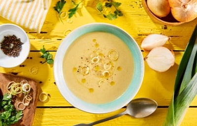 Plato de receta de sopa de papa con puerro