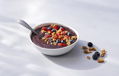 Un smoothie de asaí con frutas y cereal, uno de los desayunos fáciles y rápidos que te recomendamos