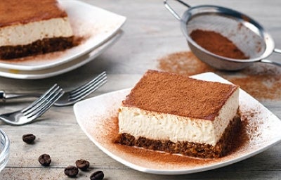Tiramisú con café espolvoreado, uno de los postres fáciles y rápidos con pocos ingredientes que se pueden preparar
