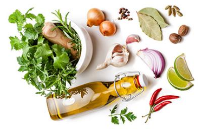 Aceite, hierbas y especias para usar en mortero de cocina