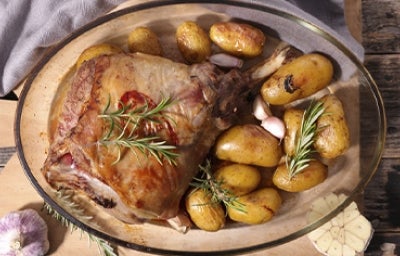 Cordero al horno con papas, romero y cebolla roja, una de las recetas más ricas y fáciles de preparar