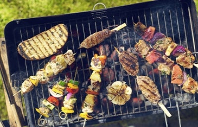 Parrilla con vegetales y brochetas de kebabs