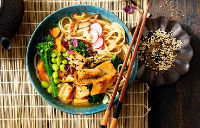 Plato con receta japonesa de sopa de miso